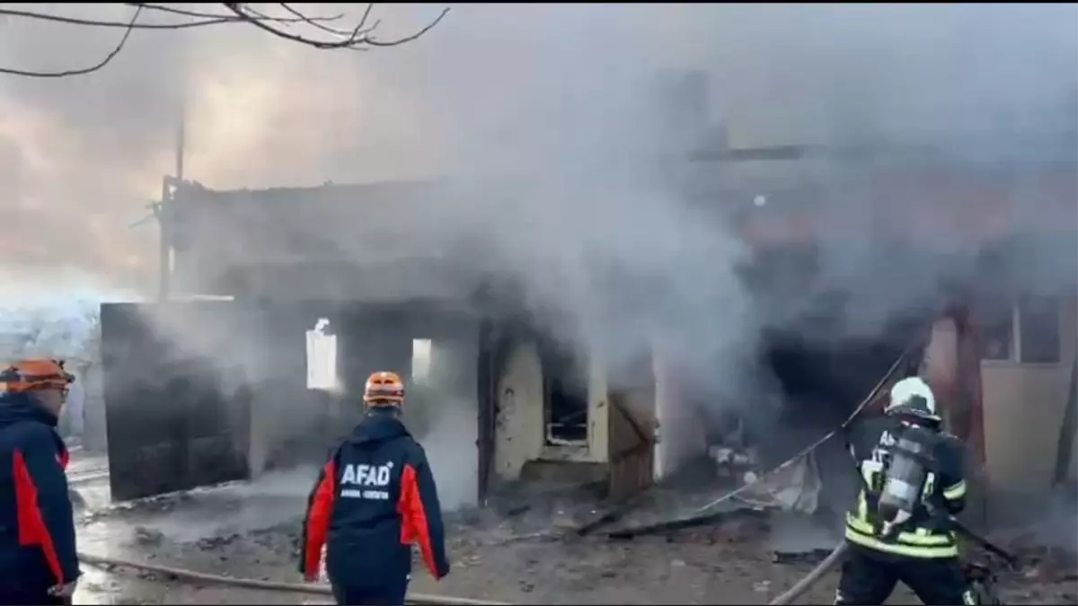Amasya’da Şiddetli Yangın İki Katlı Evi Yok Etti