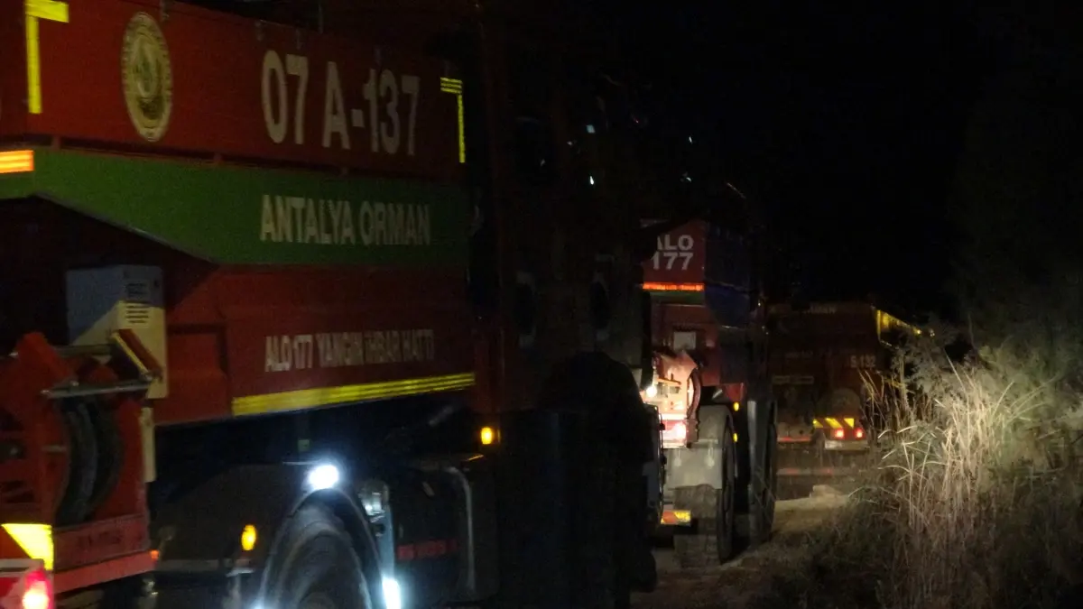 Antalya’nın Serik İlçesinde 2 Hektarlık Orman Yangını Kontrol Altına Alındı