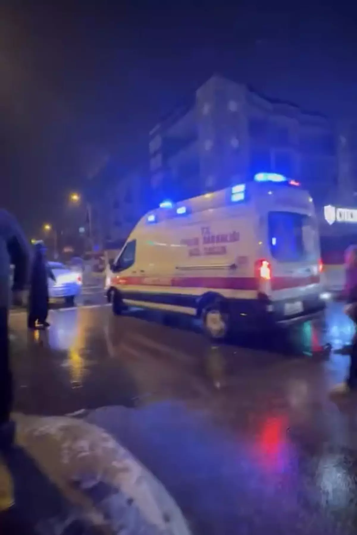 Atasehir'de Trafik Kazası: Hafif Ticari Araçla Çarpışan Motosiklet Sürücüsü Hayatını Kaybetti