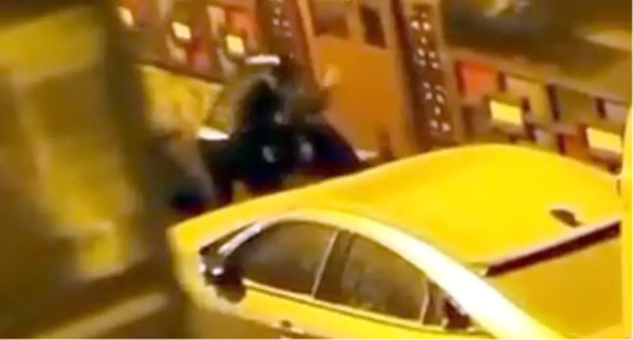 Avcılar’da Sokakta Kadına Şiddet Olayı Görüntülendi