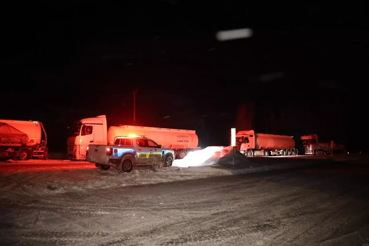 Kop Dağı'nda Kar ve Tipi Nedeniyle Ağır Araç Trafiği Durduruldu