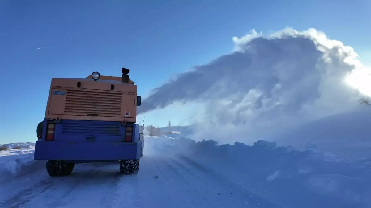 Bingöl'de Kar Nedeniyle Kapalı Köy Yollarına Açılan Acil Yol Çalışmaları
