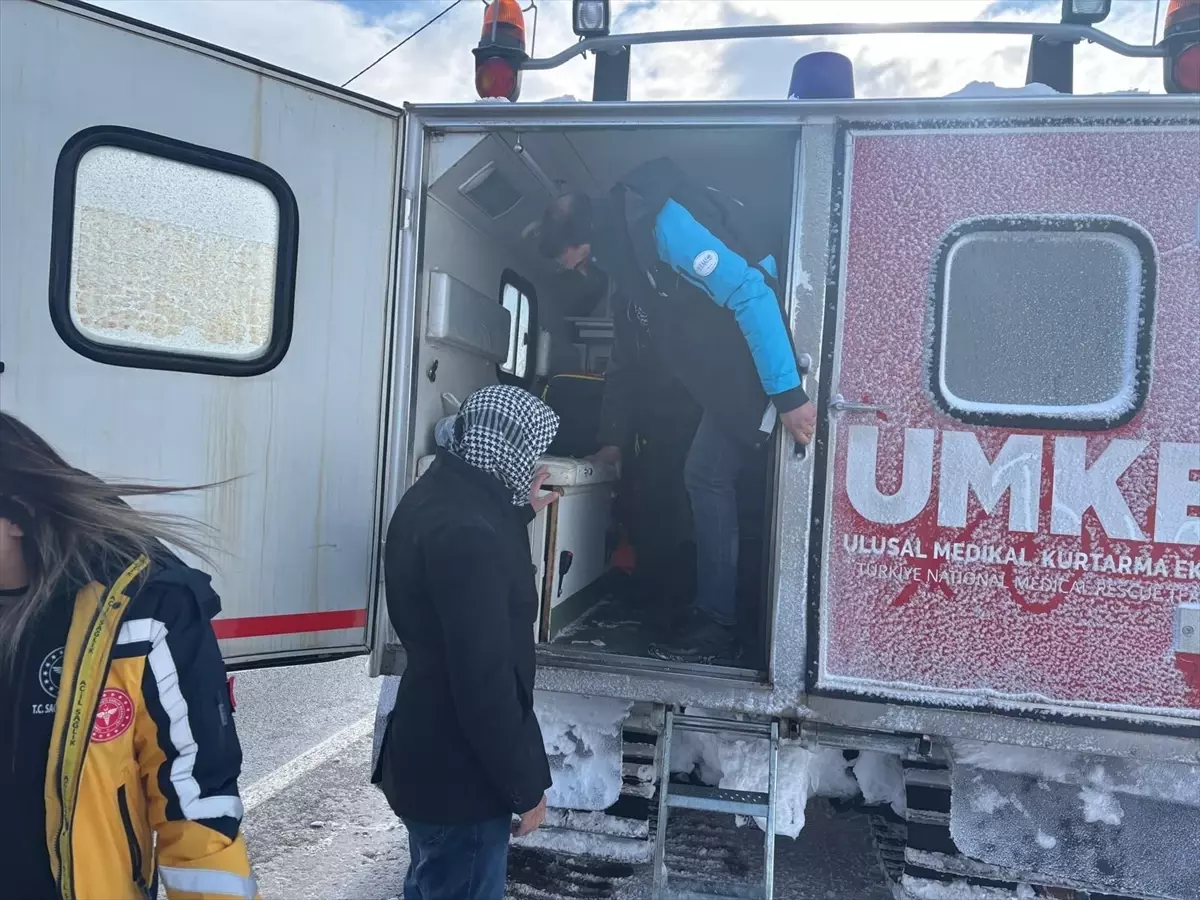 Bingöl’de Karla Kaplı Köyde KOAH Hastası Paletli Ambulansla Kurtarıldı