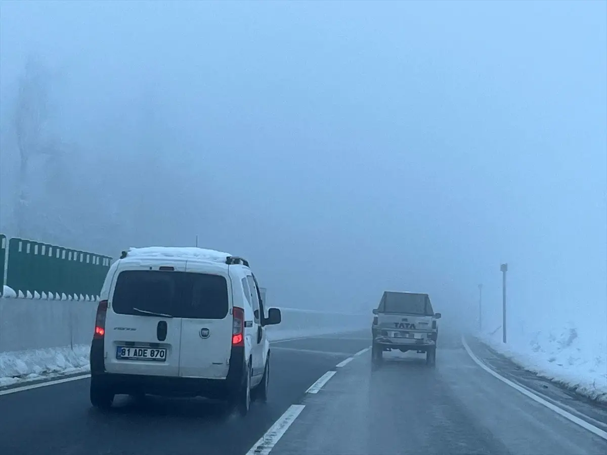 Bolu Dağı’nda Yoğun Sis, D-100 Karayolunda Görüş Mesafesini Düşürdü