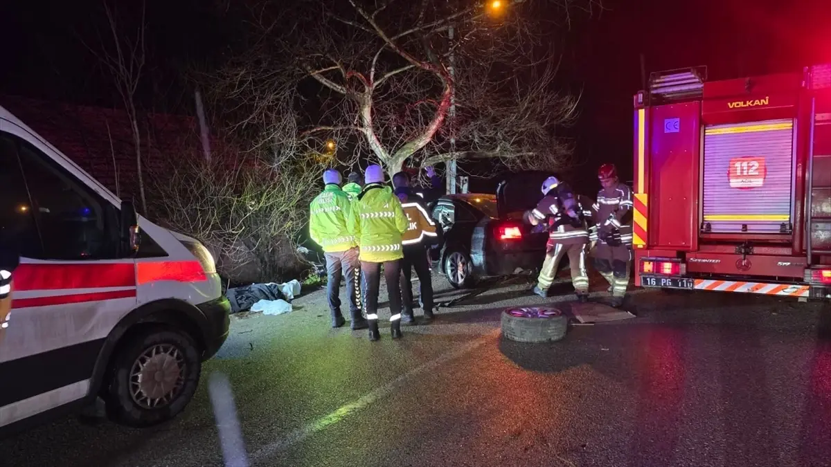 İnegöl’de Ağaca Çarpan Otomobilde 2 Kişi Hayatını Kaybetti