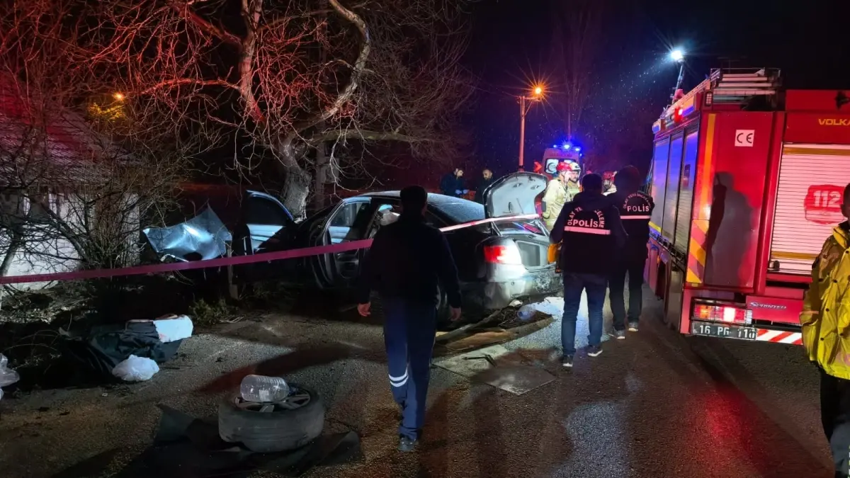 İnegöl'de Ağaca Çarpan Otomobilde 2 Kişi Hayatını Kaybetti, 2 Yaralı
