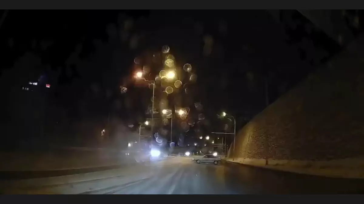 Buzlu Yol Şartlarında Makas Atan Sürücünün Kaza Anı Kameralarda