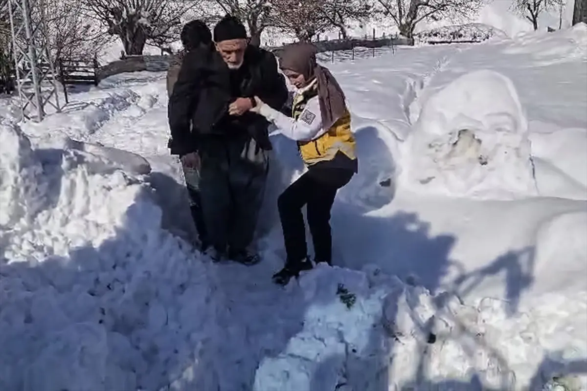 Karlı Köyde Sağlık Ekibi Zorlu Yolu Aşarak 80 Yaşındaki Hastaya Ulaştı