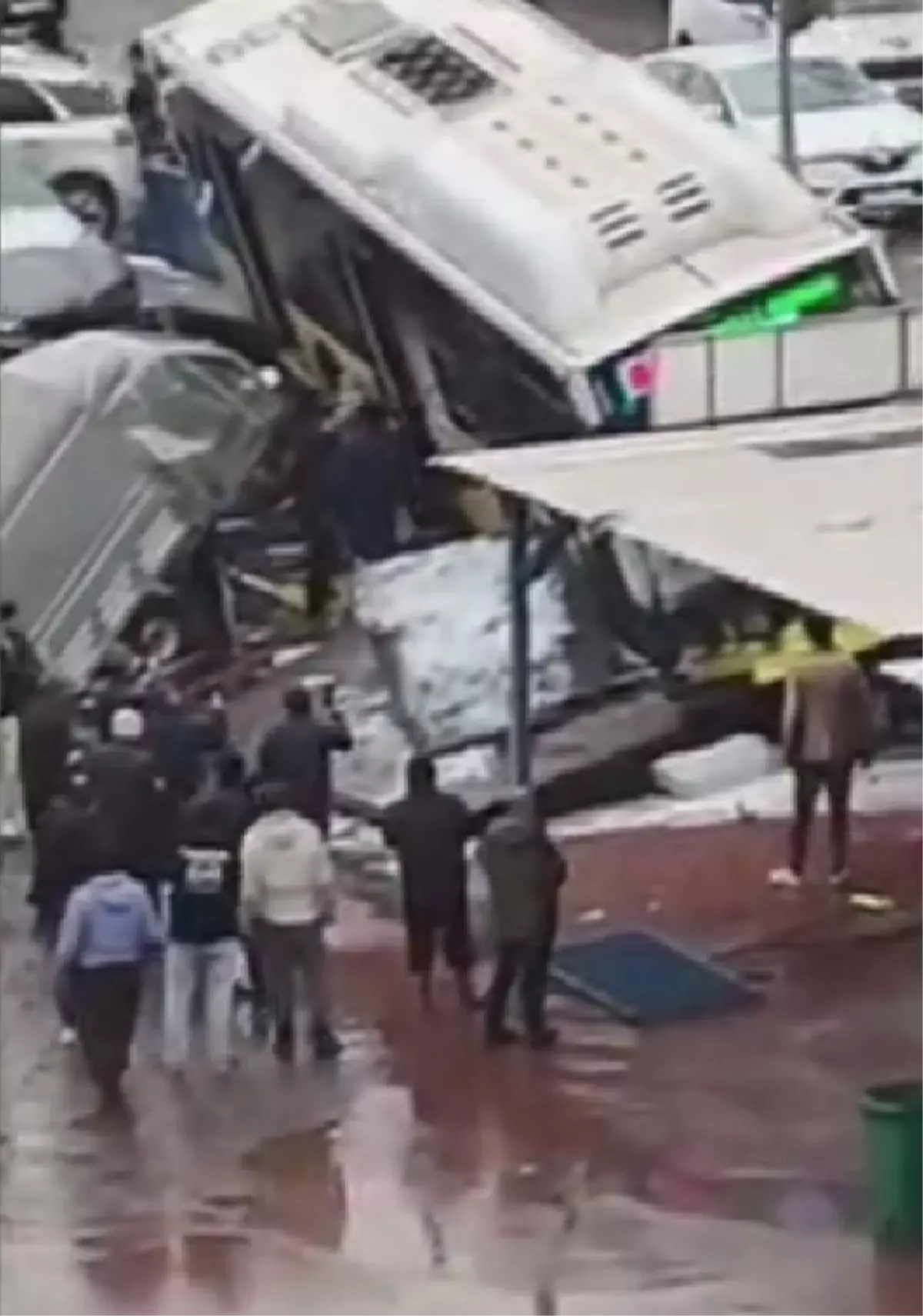 Esenler'de İETT Otobüsü Kontrolünü Kaybederek Otoparka Çarptı