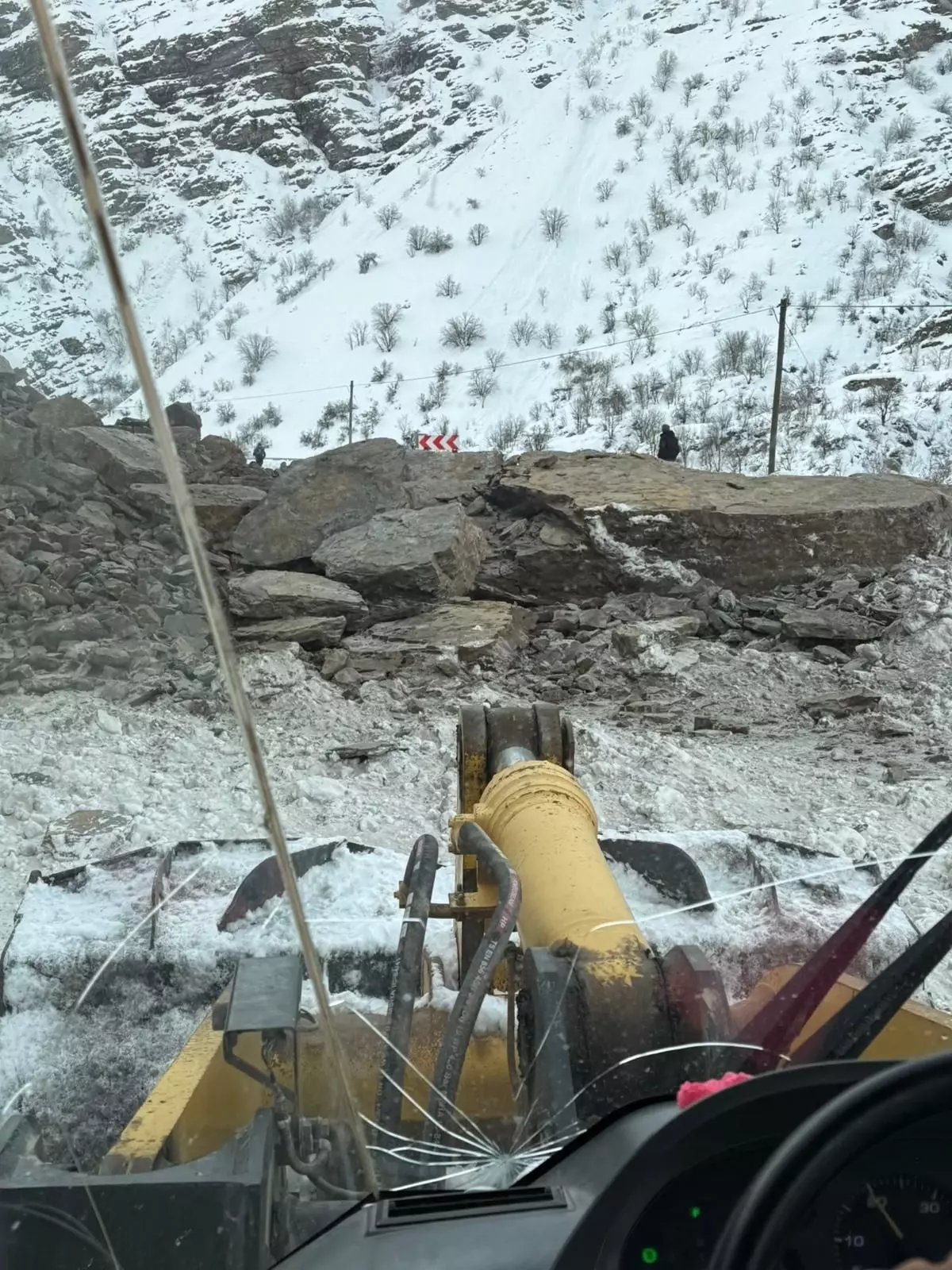 Hakkari-Çukurca Karayolunda Kayaların Yol Açmasını Engellemesi