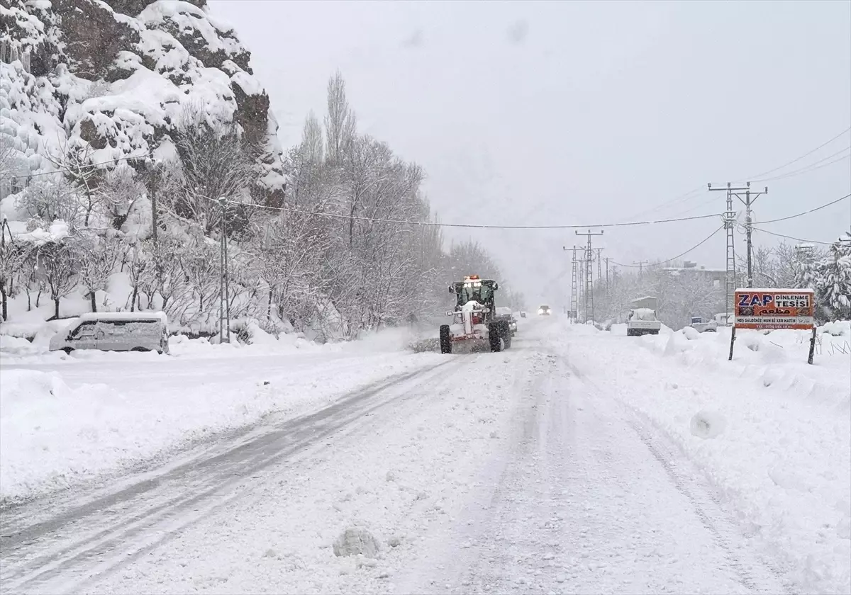 Hakkari'de Dağ Kayalarının Nedeniyle Kapanan Yolda Temizlik ve Açma Çalışması Başladı