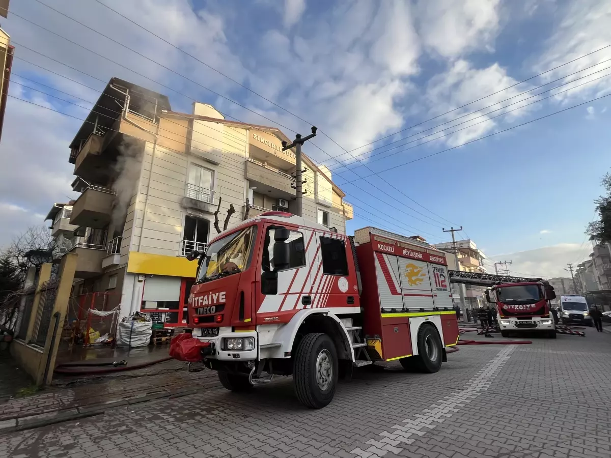 İzmit'te Yangın: 5 Kişi Duman Nefesi Aldı, Ac Ac Müdahale