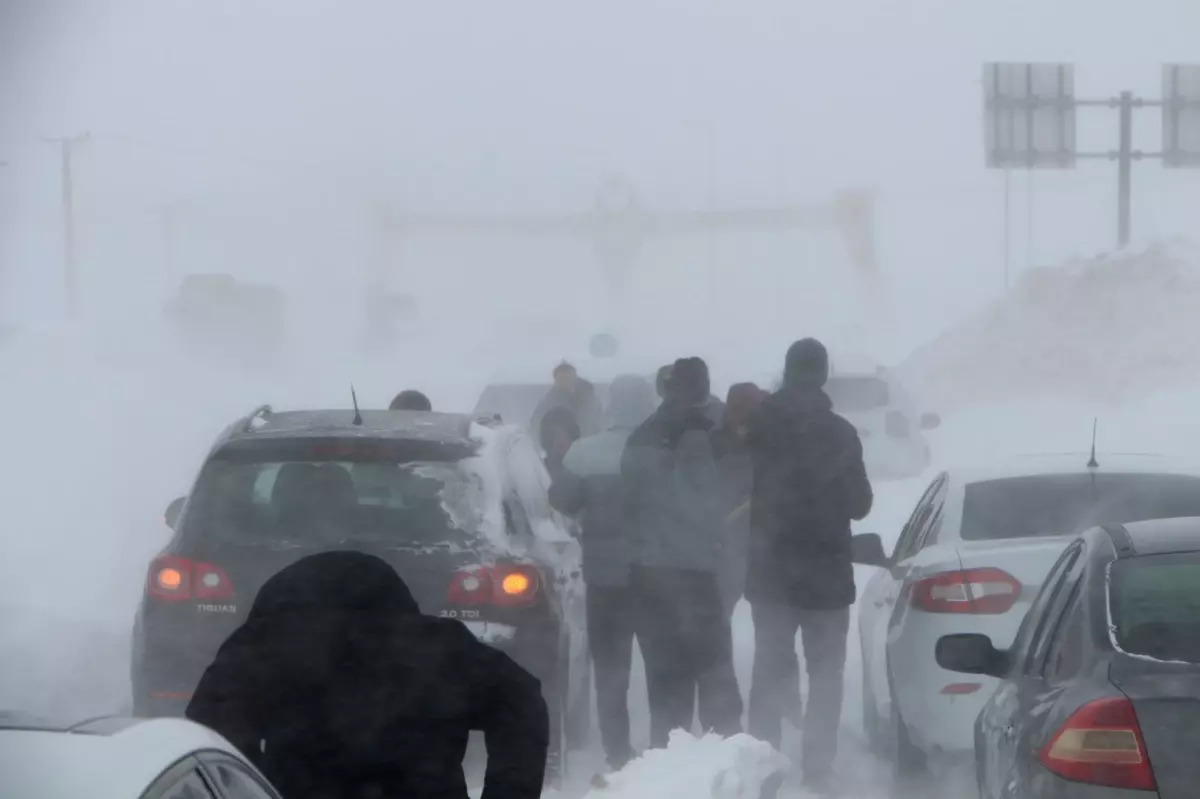 Bingöl’de Kar Fırtınası: Anne ve Bebek İş Makinesiyle Evine Güvenli Şekilde Döndü