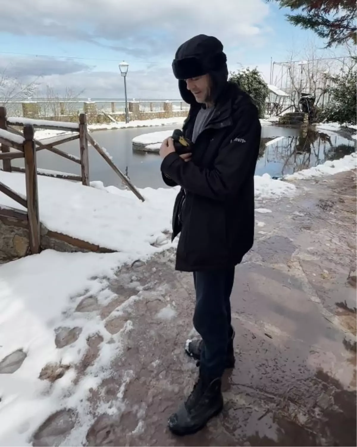 Kastamonu’da Donmuş Yaban Ördeği Kahve Dükkanı Sahibi Tarafından Kurtarıldı