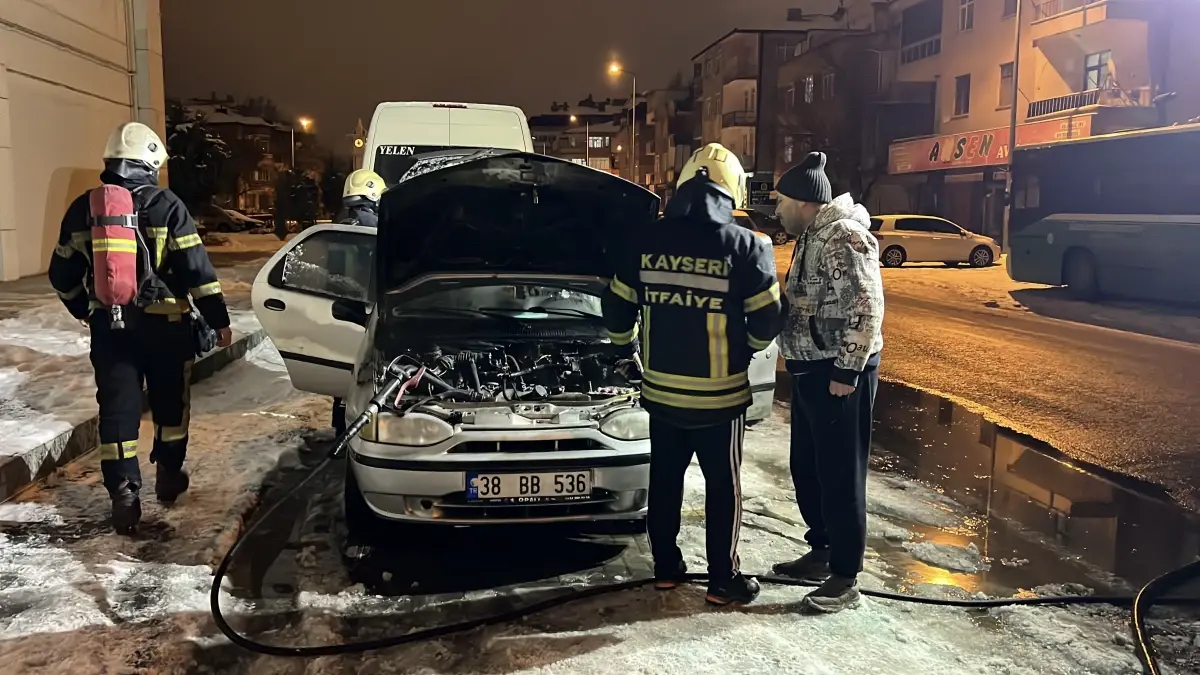 Kayseri'de Park Halindeki Araç Yangını 15 Dakikada Söndürüldü