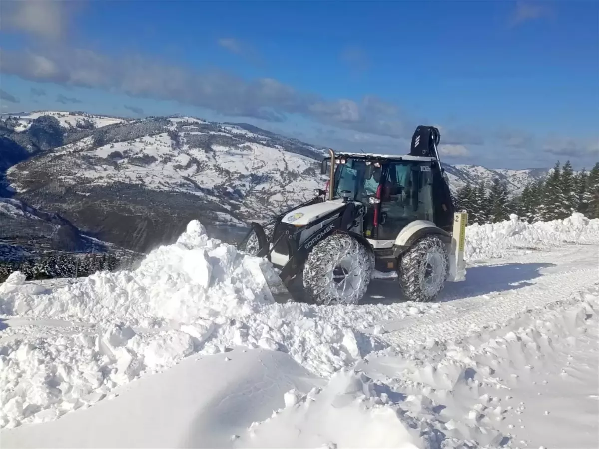 Yakakent’te Kar Yağışı Sonrası Belediye Ekipleri Yoğun Çalışıyor
