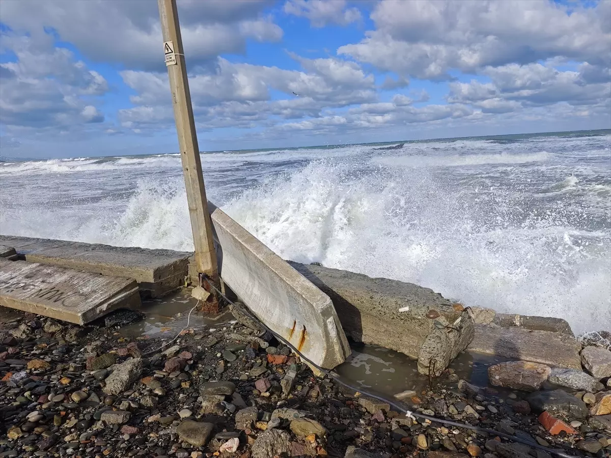 Yakakent Kıyısında Şiddetli Rüzgar Dalgaları Yürüyüş Yollarını Yıktı