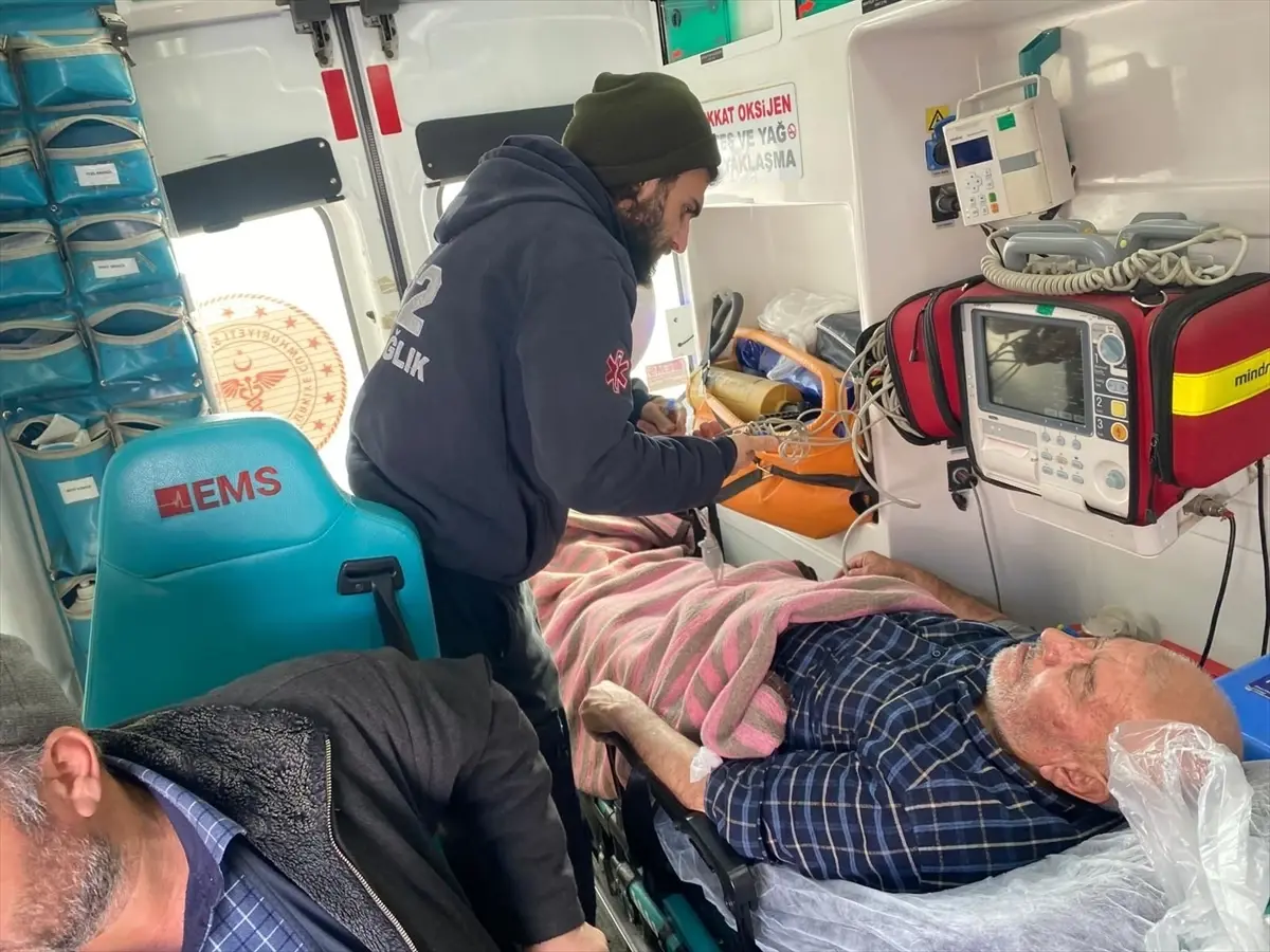 Siirt’te Kar Yağışı Nedeniyle Kapalı Yolları Aşan Sağlık Ekipleri Hastaları Zamanında Hastaneye Ulaştırdı