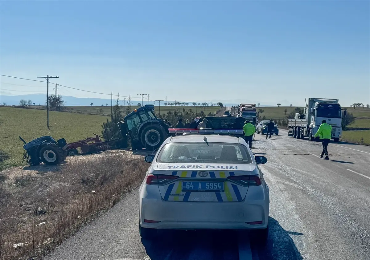 Uşak'ta Traktör ve Panelvan Çarpışması: Tek Kişi Yaralı