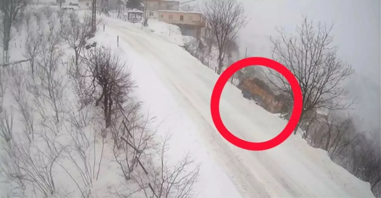 Korgan’da Buzlu Yolda Kontrol Kaybı: Kamyon Fındık Bahçesine Çarptı