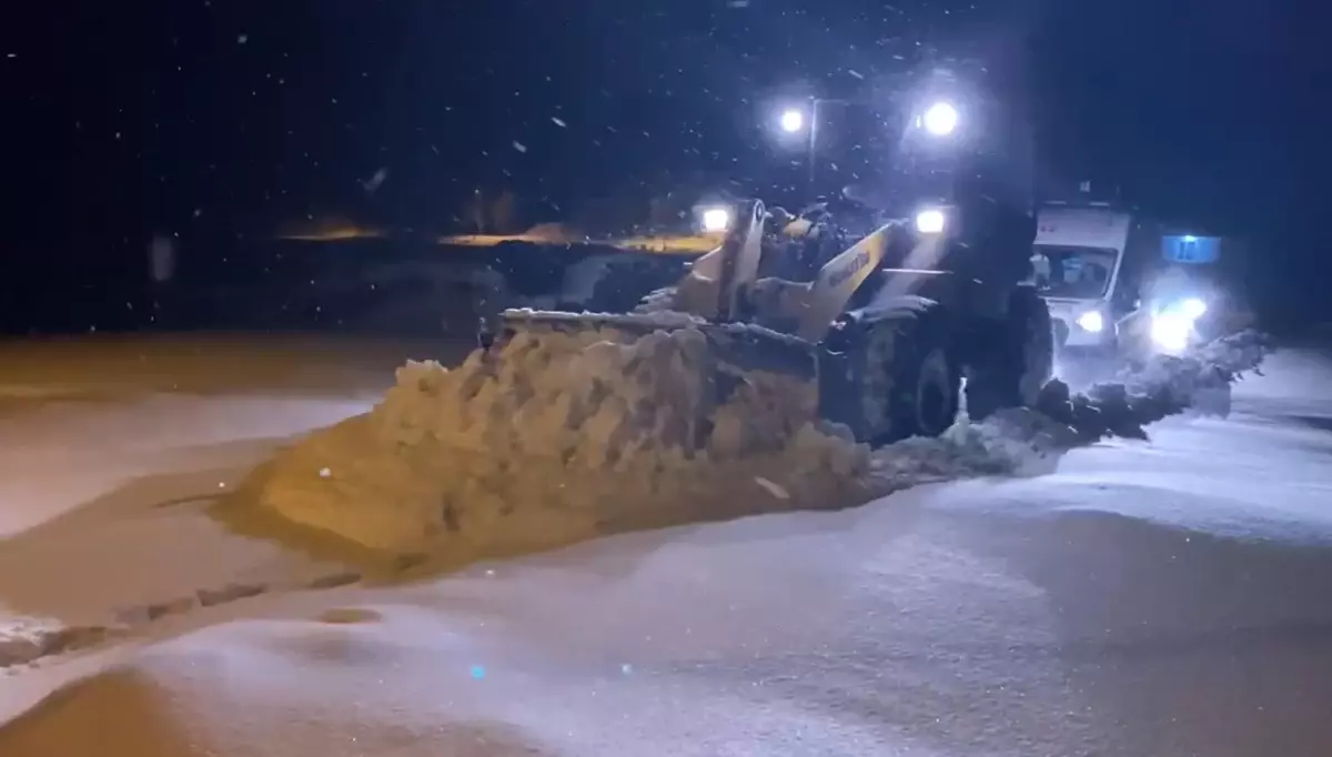 Kars'ta Kar Fırtınası: Koyunyurdu'nda Hastaya Açılan Acil Yol