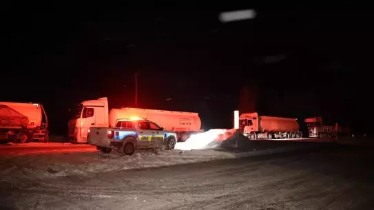 Kop Dağı'nda karla kaplı yol