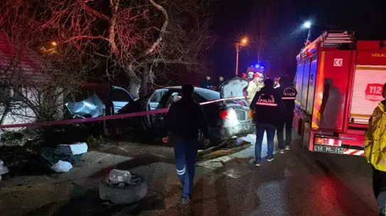 İnegöl'de Ağaca Çarpan Otomobilde 2 Kişi Hayatını Kaybetti, 2 Yaralı