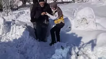 Sağlık ekibi karla kaplı yolda