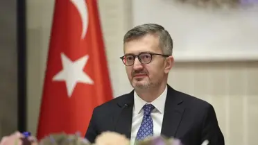 Toplantı sırasında sunum yapan Burhanettin Duran