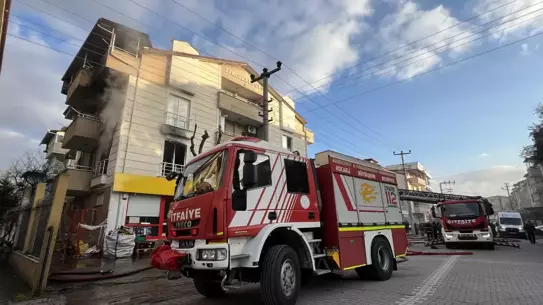 İzmit'te Yangın: 5 Kişi Duman Nefesi Aldı, Ac Ac Müdahale