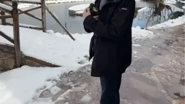 Kurtarılan yaban ördeği serbest bırakılırken