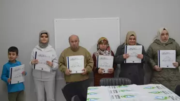 Braille ile Kur'an okuyan görme engelli katılımcılar