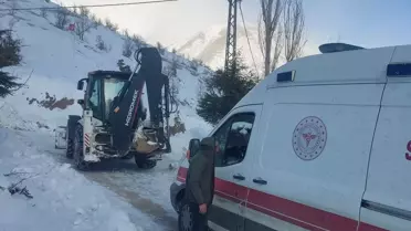 Kurtarma ekipleri kar altında çalışıyor