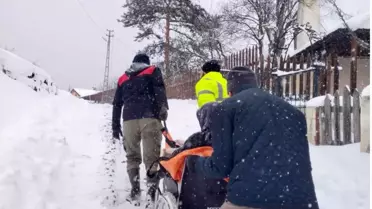 Ambulansın kar içinde hastayı taşıması