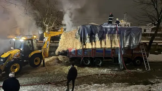 Saman yüklü tırın alev alması