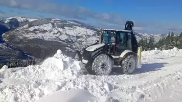 Kar küreme makinesiyle çalışan belediye aracı