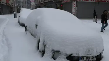 Van’da karla kaplı yollar ve temizlik çalışması