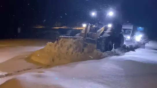 İş makinesiyle yol açma çalışması