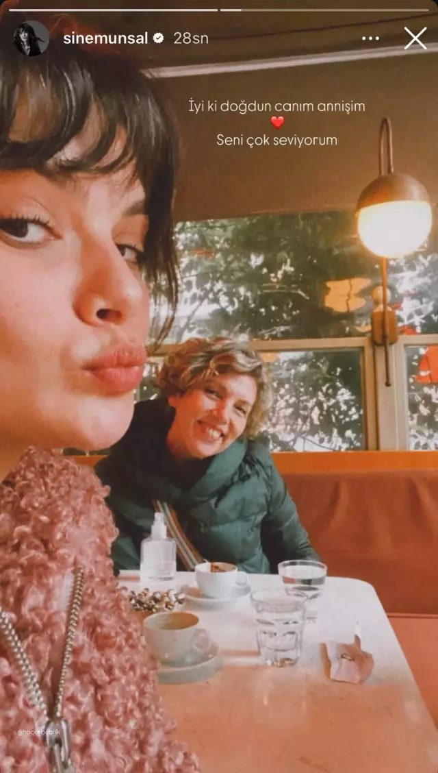 Sinem Ünsal'ın annesiyle birlikte gülümseyen fotoğrafı