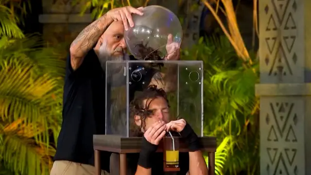 Tarantulalı fanus içinde yarışmacı