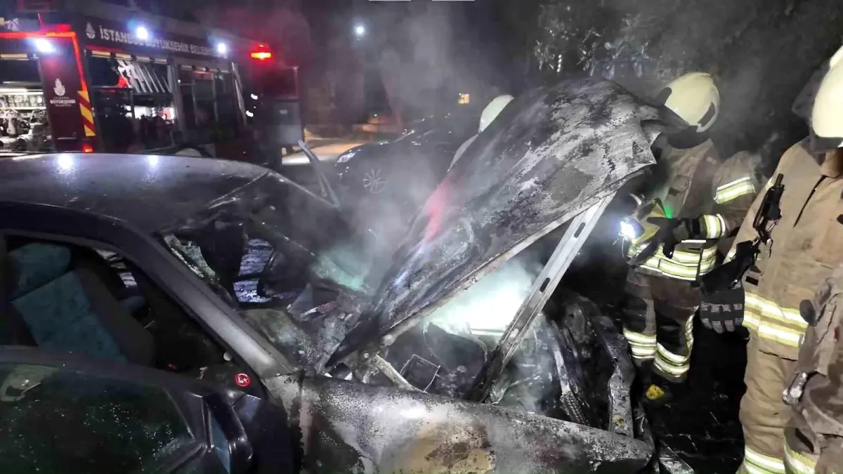 Kadıköy Otoparkında Mercedes Yangını Hızla Söndürüldü