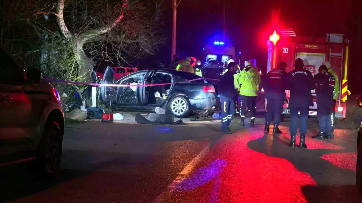 İnegöl'de Kontrolden Çıkan Araç Ağaca Çarptı: 2 Ölü, 2 Yaralı