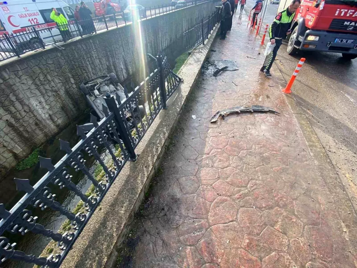 Akyazı'da kaygan yol sürücüyü su kanalına sürükledi, sürücü yaralandı