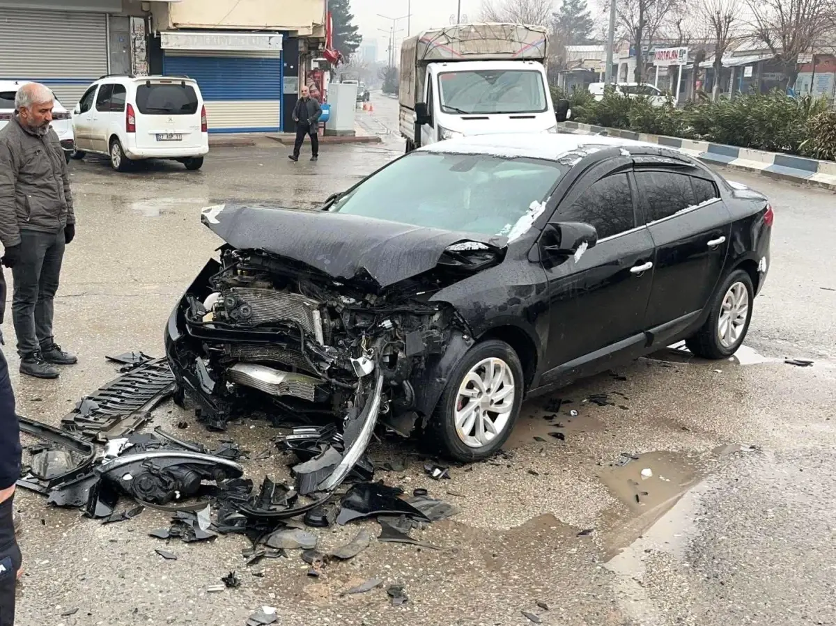 Siirt Kurtalan’da Otomobil Refüje Çarptı: 2 Yaralı