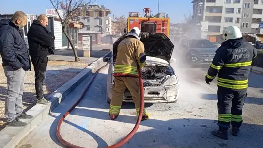 İtfaiye ekipleri yangını söndürürken