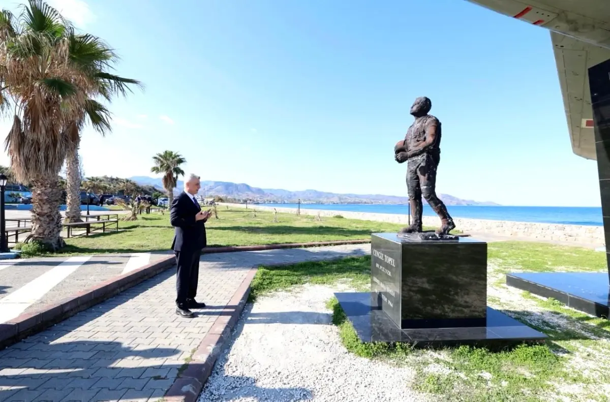 Ticaret Bakanı Ömer Bolat, Lefkoşa’da Şehit Yüzbaşı Cengiz Topel Anıtını Ziyaret Etti