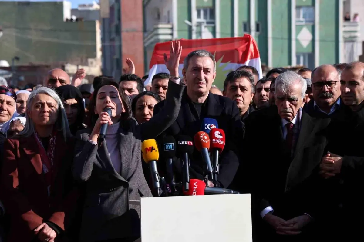 DEM Parti Nusaybin’de Barış Yürüyüşü Düzenledi ve Suriye Çatışmalarını Kınadı