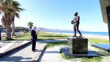 Bakan Bolat anıt önünde konuşma yapıyor