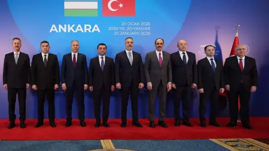 Toplantı salonunda konuşan yetkililer