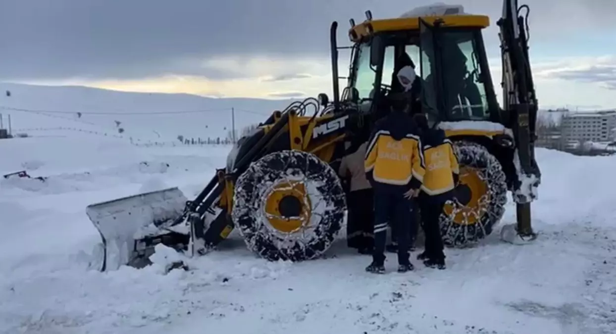 Karla Kaplı Köy Yolunda 78 Yaşındaki Kadın İş Makinesiyle Hastaneye Kavuşturuldu